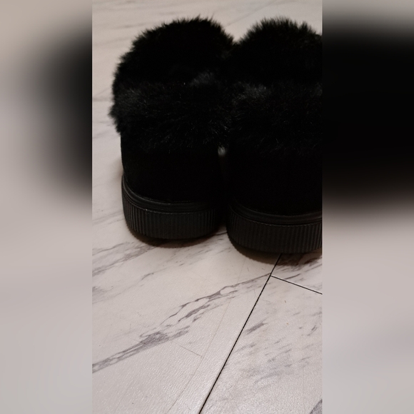 Black fuzzy moccasins, size 42, no brand tag. New condition - Picture 4 of 5